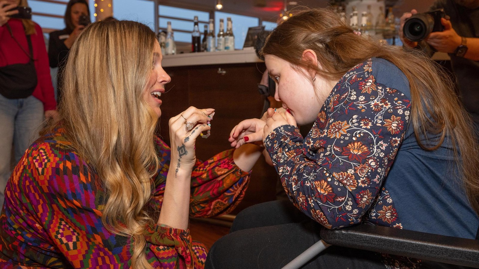 Todkranke-Sarah-r-hrt-Superstar-Joss-Stone-bei-Hamburg-Besuch-zu-Tr-nen