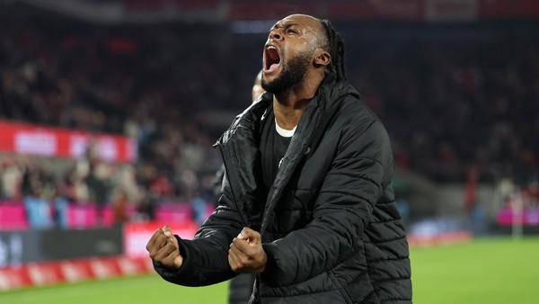 Jones rettet schwachen FC St. Pauli – und erklärt „tödlichen“ Schlangen-Jubel