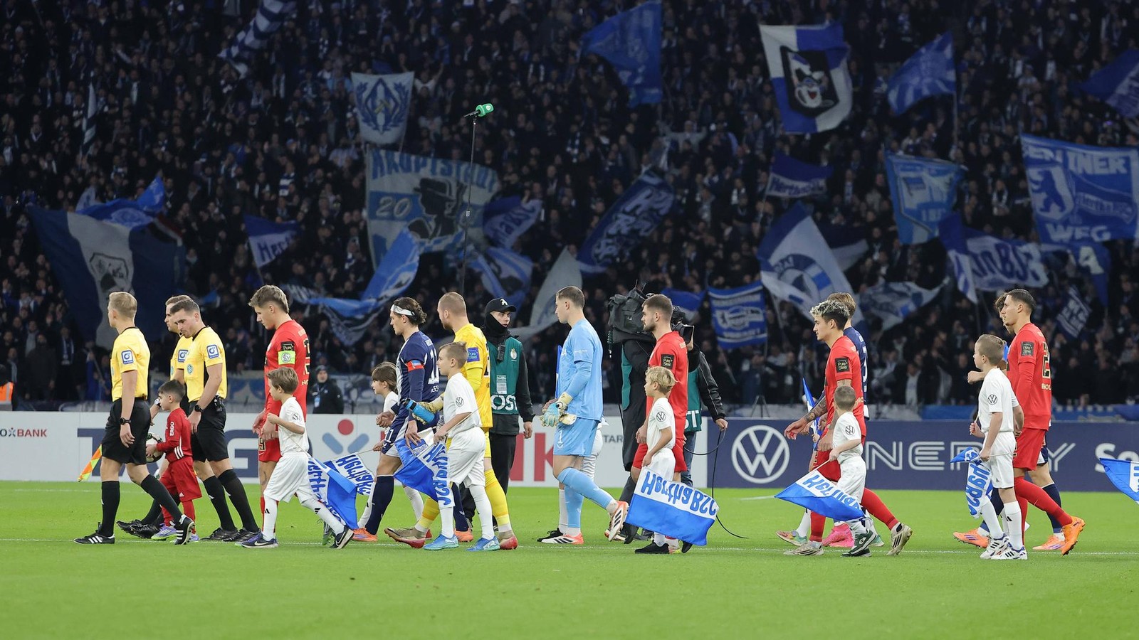 Darum-laufen-die-Profis-von-Hertha-BSC-gemeinsam-mit-Senioren-auf