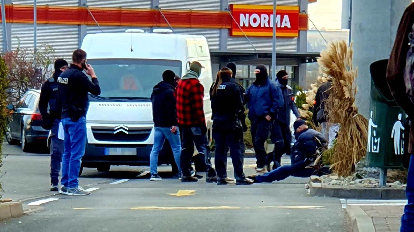 drogen-razzia-mehrere-festnahmen-bei-polizeieinsatz-auf-mc-donald-s-parkplatz