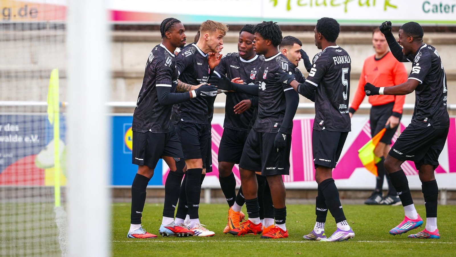 Rot-Wei-Verteidiger-Moritz-nach-Remis-Das-war-niederschmetternd-