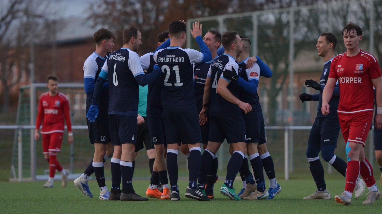 Bereit-f-rs-Erfurter-Spitzenspiel-Nord-und-Borntal-schie-en-sich-warm