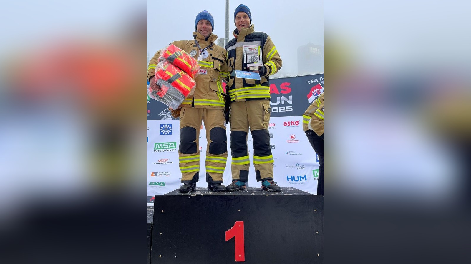 Feuerwehrleute-aus-Th-ringen-siegen-beim-Treppenlauf-in-Oberhof