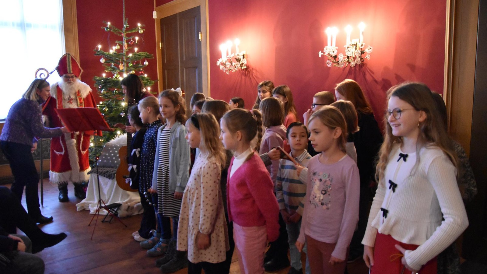Arnst-dter-Adventsfenster-erweckt-Weihnachtsbr-uche-der-E-Marlitt-zum-Leben
