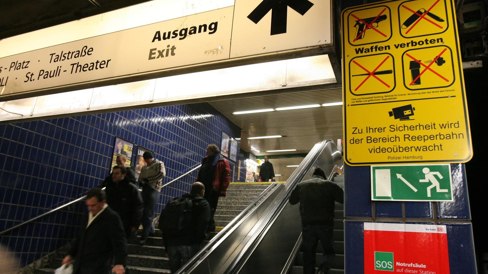 Reeperbahn-und-Hauptbahnhof-Zwei-M-nner-mit-Waffen-gefesselt