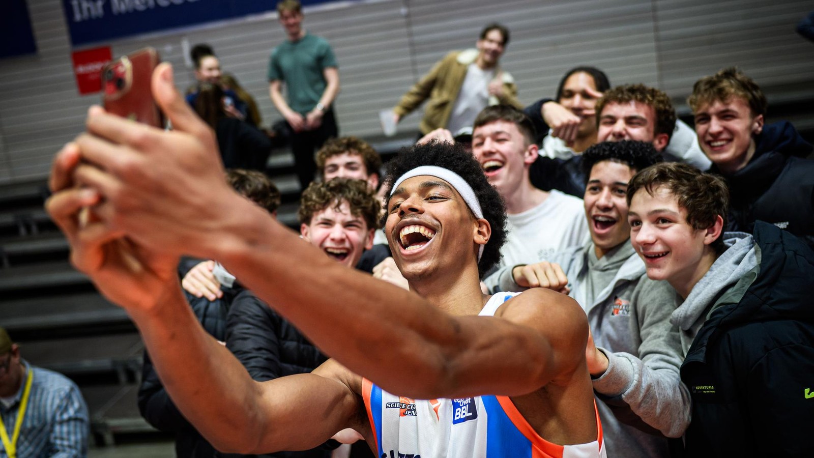 daniel-biel-von-den-fans-belagert-was-war-passiert-bei-science-city-jena-gegen-ulm