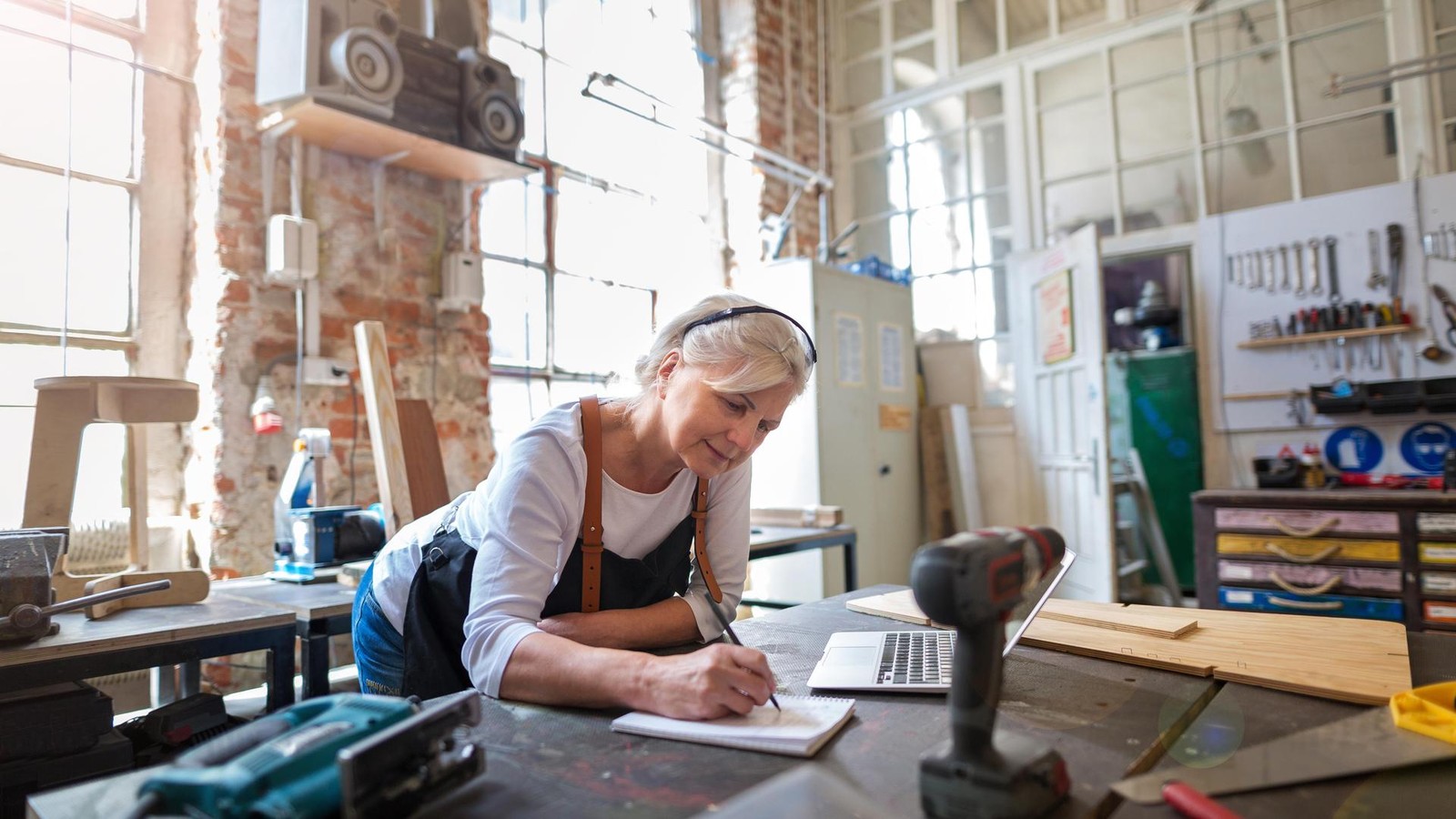 Warum-immer-mehr-Rentner-weiterarbeiten-und-wer-profitiert