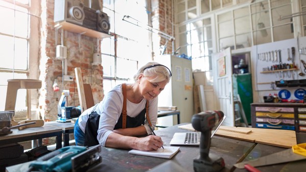 Warum immer mehr Rentner weiterarbeiten – und wer profitiert