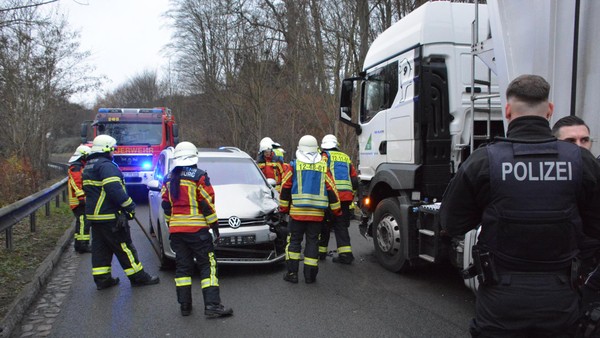 Auto und Lkw stoßen zusammen – Polizei sperrt Straße Richtung A25