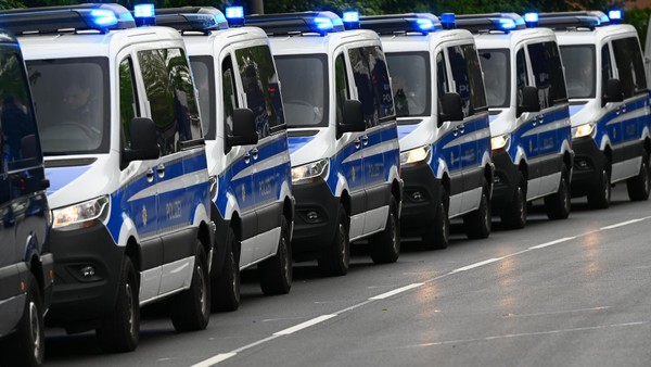 Nordderby in Hamburg: Rund 1500 Bremer bereits an den Landungsbrücken