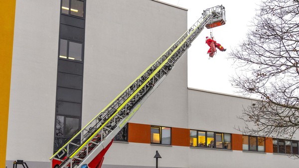 Nikolausgruß aus luftiger Höhe: Feuerwehr Salzgitter überrascht Kinder- und Jugendstation