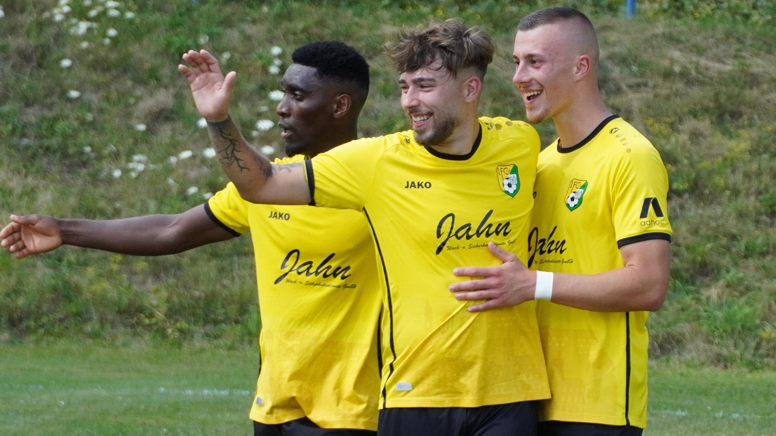 Ehrenhain-verteilt-Nikolaus-Geschenke-und-ein-Greizer-Fu-baller-zeigt-sich-einfach-gnadenlos