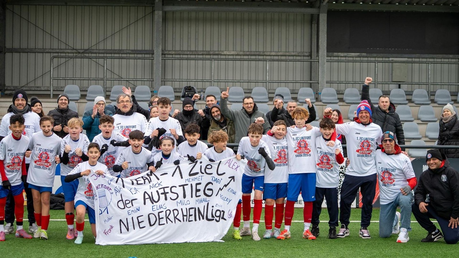 Aufstieg-in-Niederrheinliga-1-FC-Lintfort-feiert-D-Juniorenfu-baller-mit-Pyro
