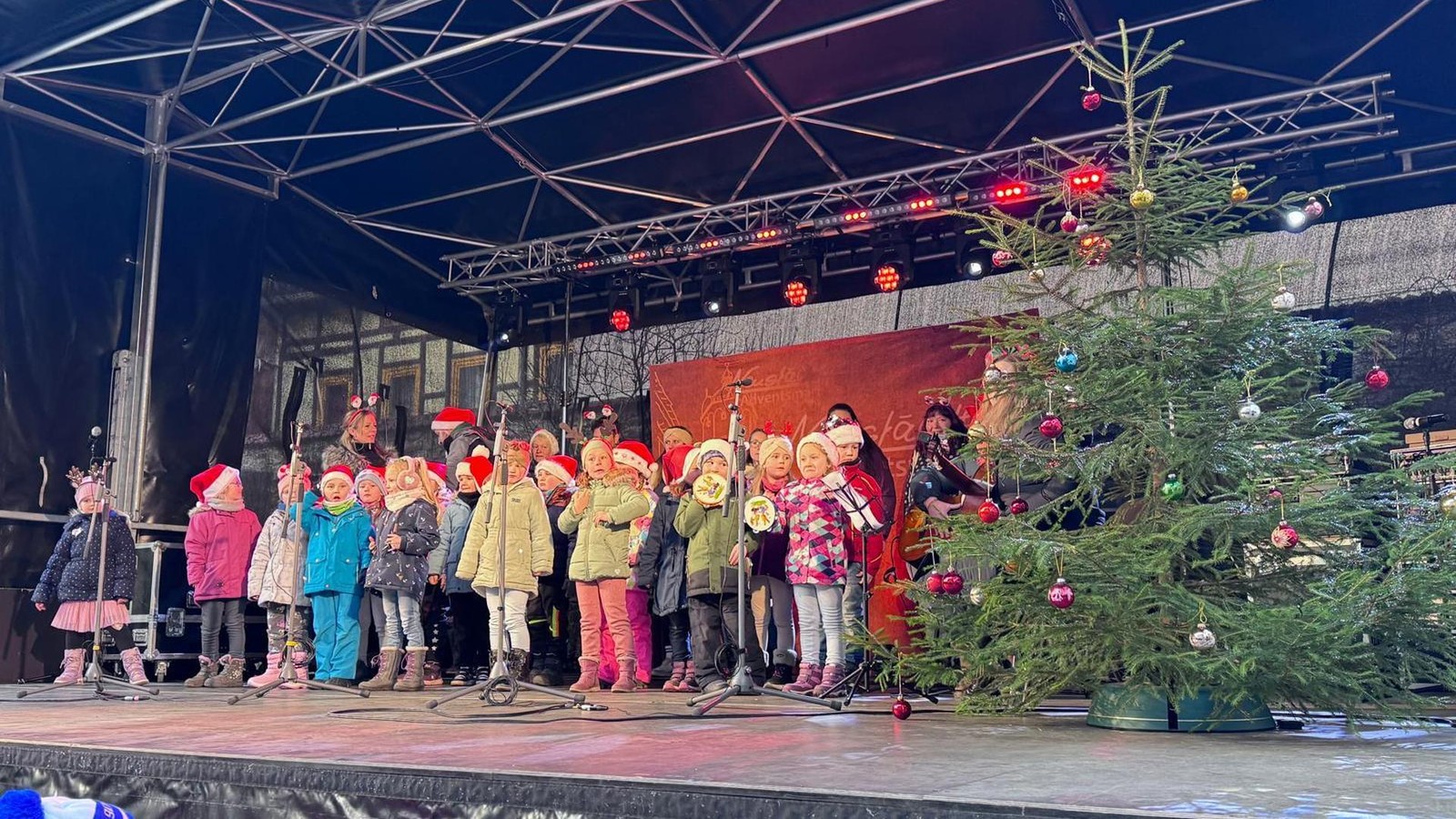 Mit-Zipfelm-tzen-zur-Gem-tlichkeit-auf-den-Weihnachtsm-rkten-im-Saale-Orla-Kreis