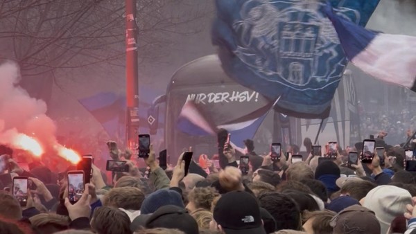Im Video: HSV-Fans feiern Spieler – ungewöhnliche Busankunft gegen Werder