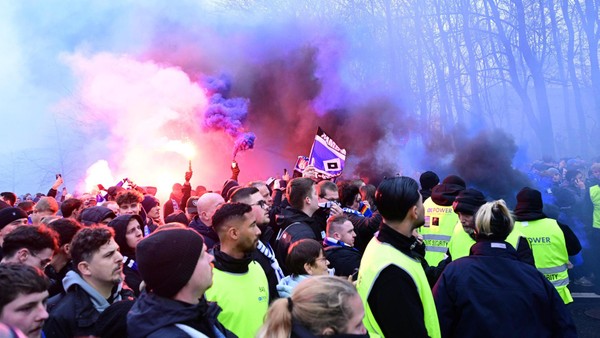 HSV gegen Werder Bremen: Tausende Fans der beiden Nordclubs erreichen Stadion