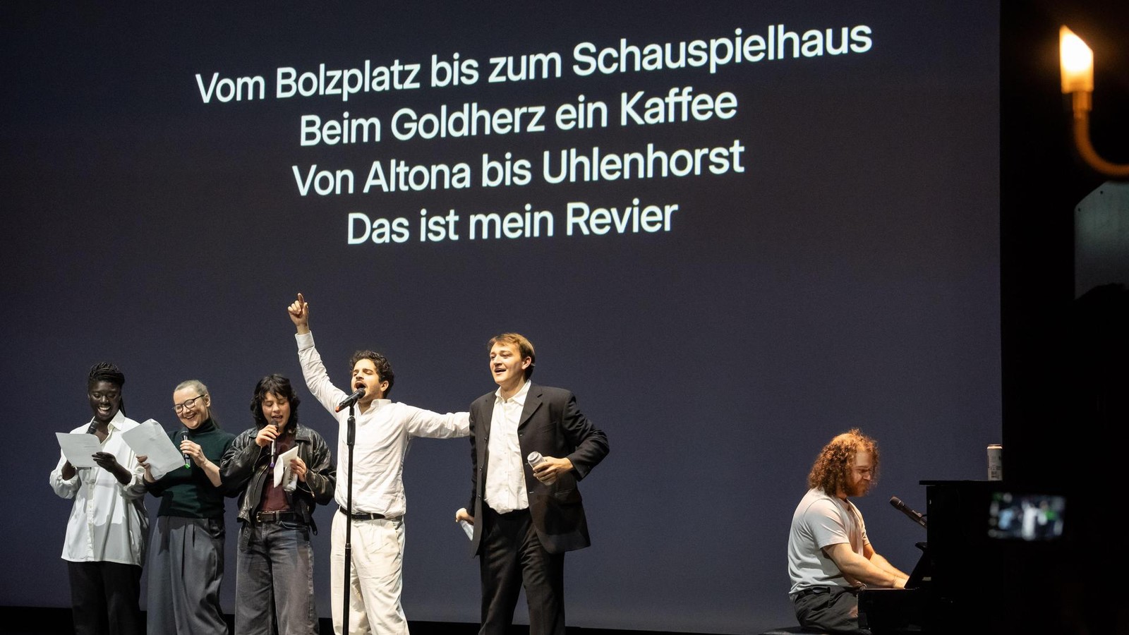 Und-dann-singt-das-ganze-Thalia-die-HSV-Hymne-passiert-so-auch-nicht-alle-Tage