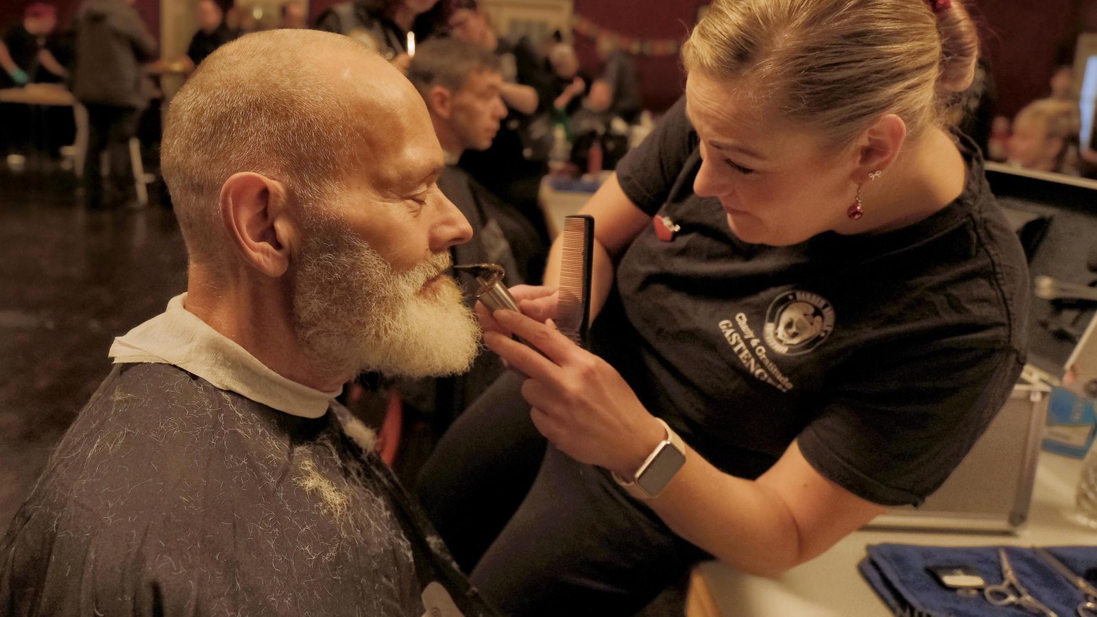 Friseur-Engel-geben-armen-Erfurtern-mit-Gratis-Haarschnitt-ihre-W-rde-zur-ck