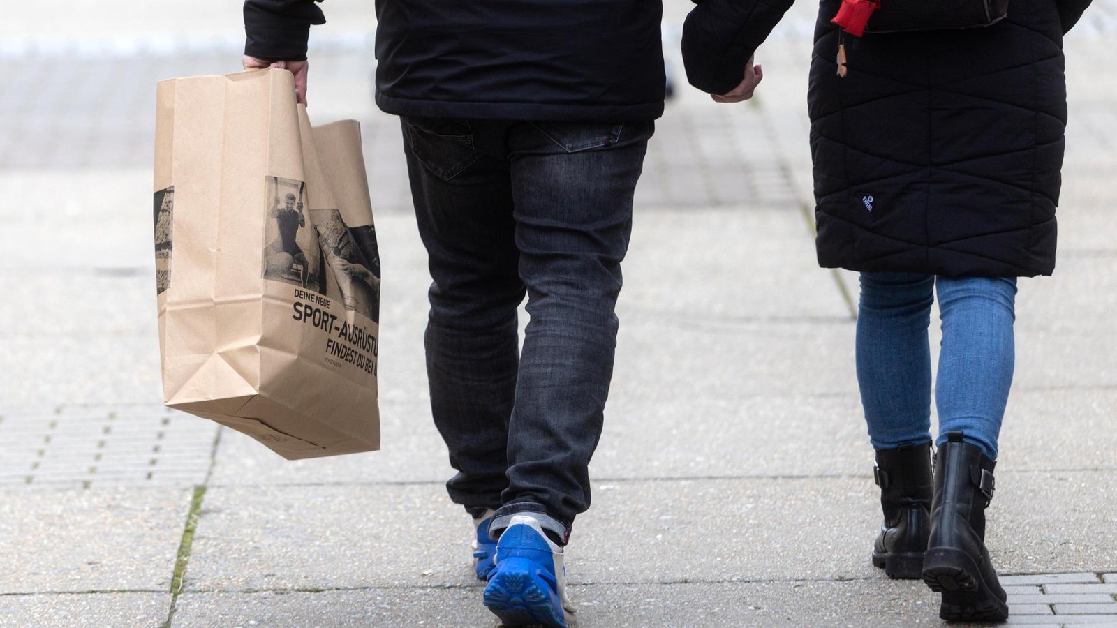 Umstrittenes-Advent-Shopping-lockt-Th-ringer-in-die-Innenst-dte