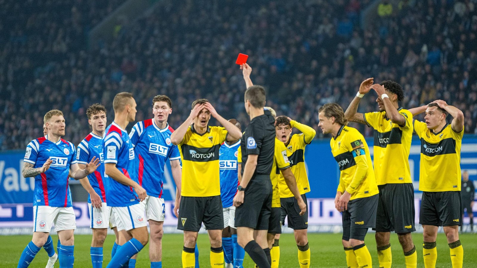 Schiedsrichter-Skandal-in-der-3-Liga-Aachen-wird-in-Rostock-verschaukelt