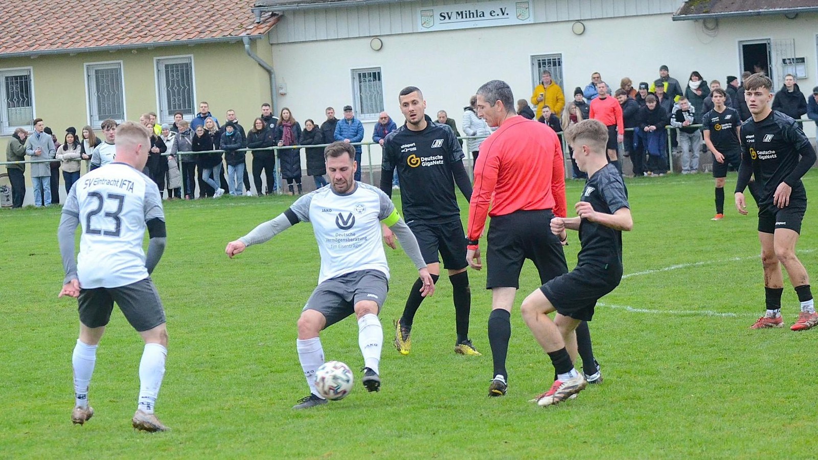 Suhls-Trainer-kocht-doch-Ifta-bleibt-cool-und-erk-mpft-einen-Punkt