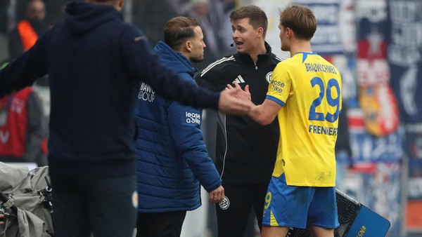 Rot für Eintrachts Lukas Frenkert als Beweis: So ist der VAR gescheitert