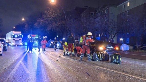 HSV-Fan kracht mit Pkw erst in Mercedes und schleudert dann gegen Jaguar