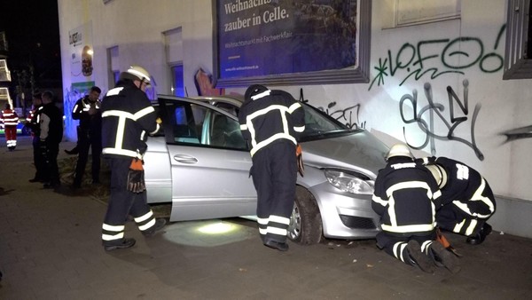 Verdacht auf Alkohol: Autofahrer rast in Harburg gegen Hauswand