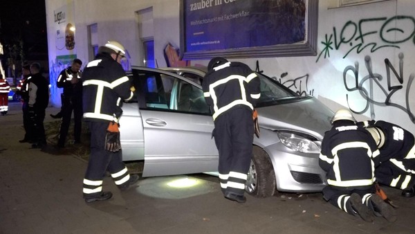 Auto rast gegen Hauswand – Fußgängerinnen retten sich mit Sprung