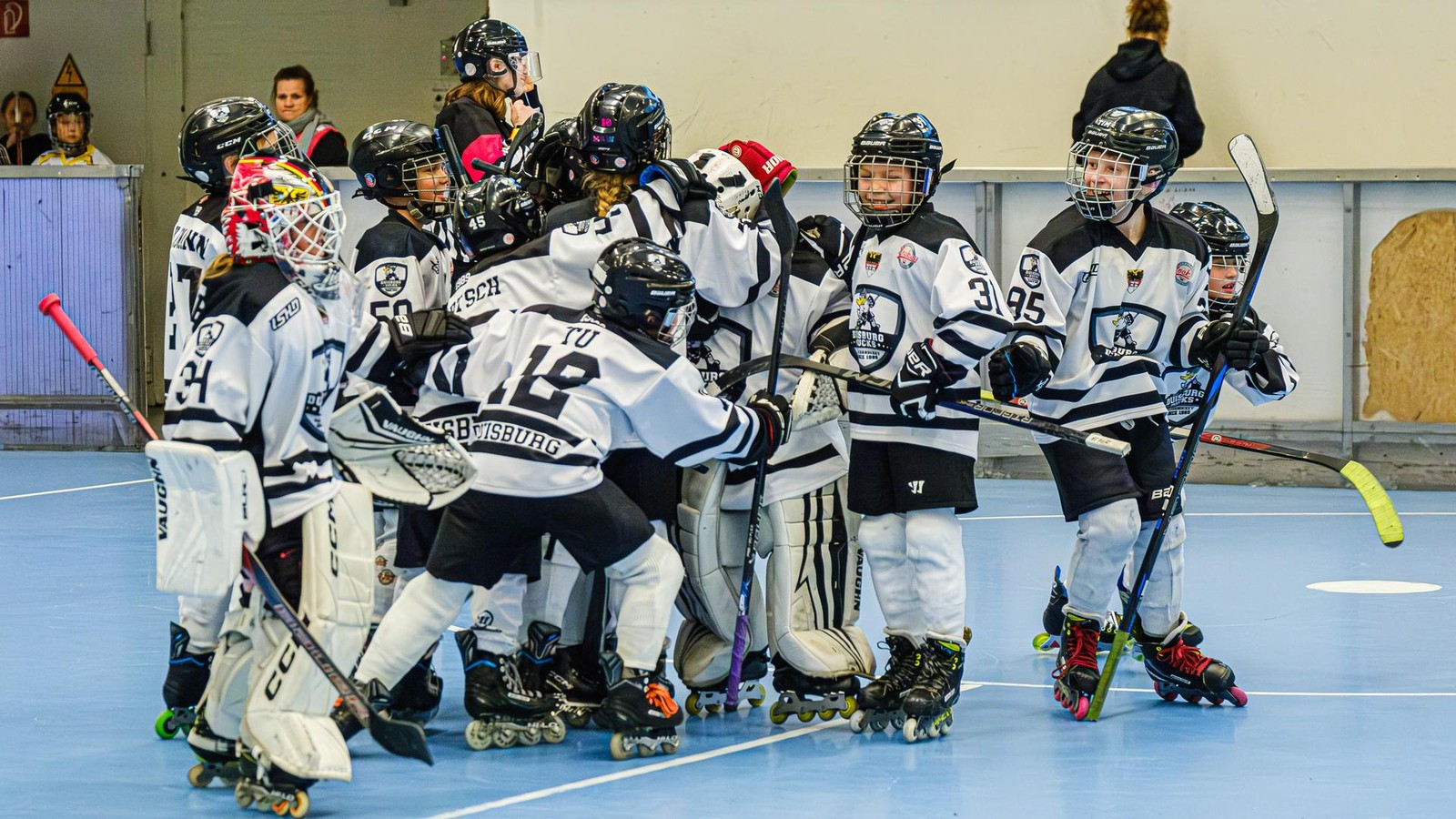 Die-kleinen-Ducks-spielten-beim-Turnier-und-drau-en-vor-der-Halle