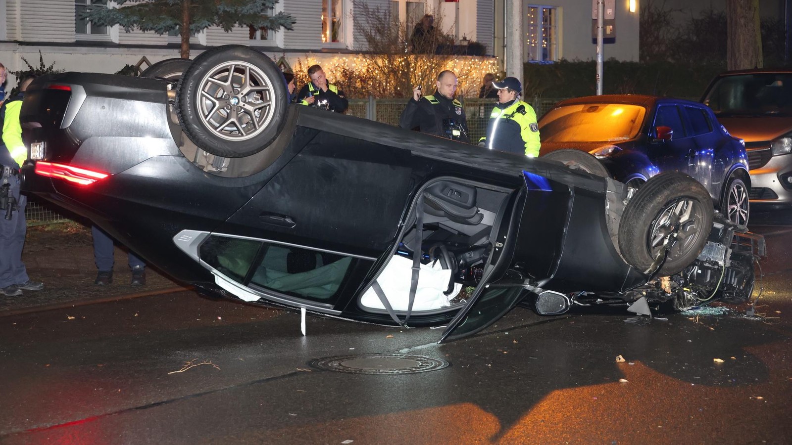 Auto-berschl-gt-sich-nach-Unfall-und-bleibt-auf-dem-Dach-liegen