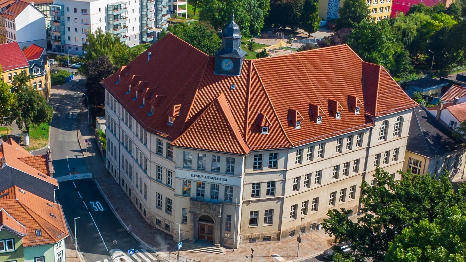 Mitten-in-der-Nacht-Was-T-ter-am-Gymnasium-versuchen-endet-mit-viel-Blaulicht