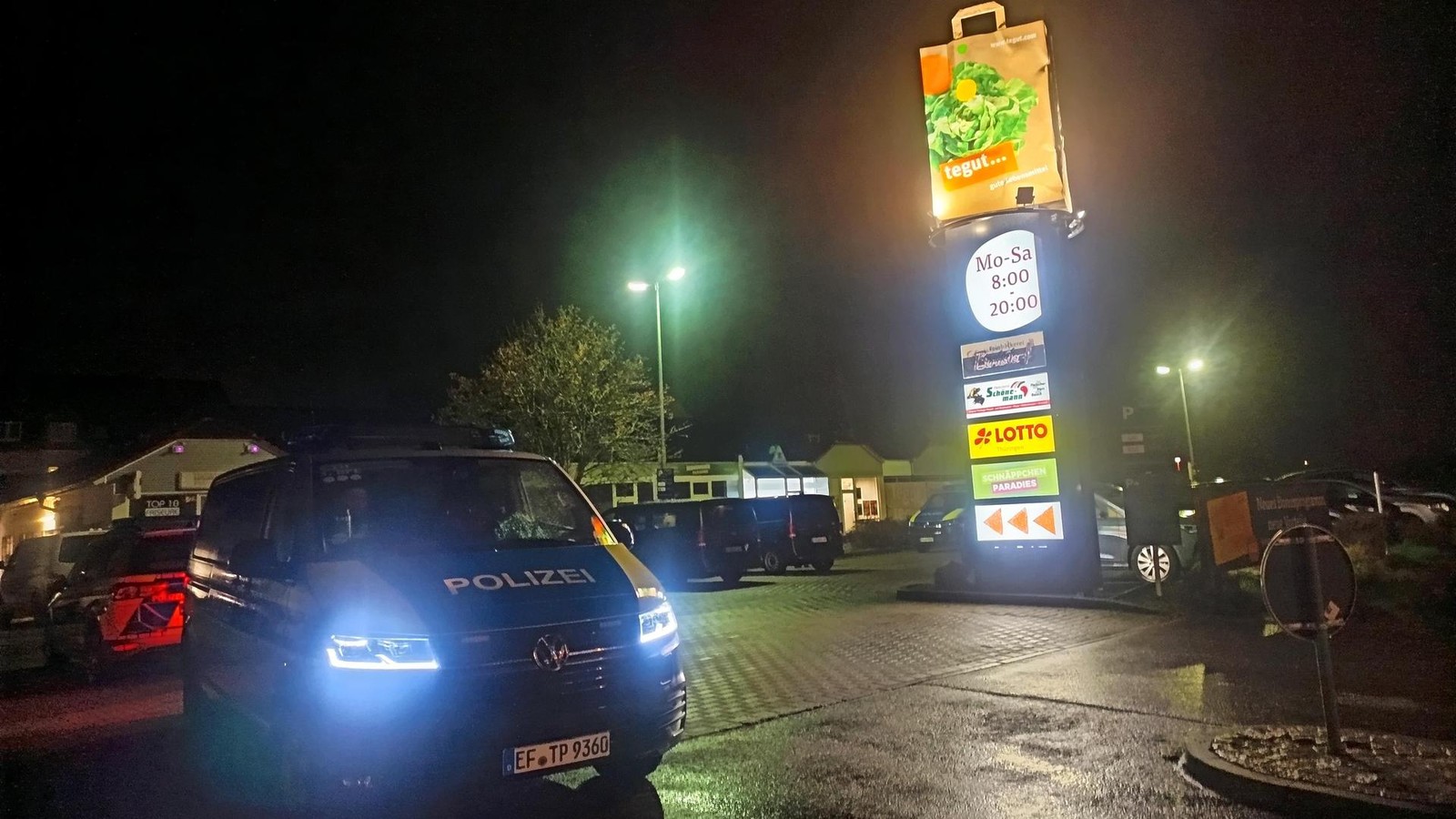 Polizeigro-einsatz-im-Ilm-Kreis-Unbekannte-brechen-Geldautomaten-auf