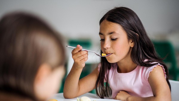 Kind beim Essen wählerisch? Studie zeigt, woran das liegen kann