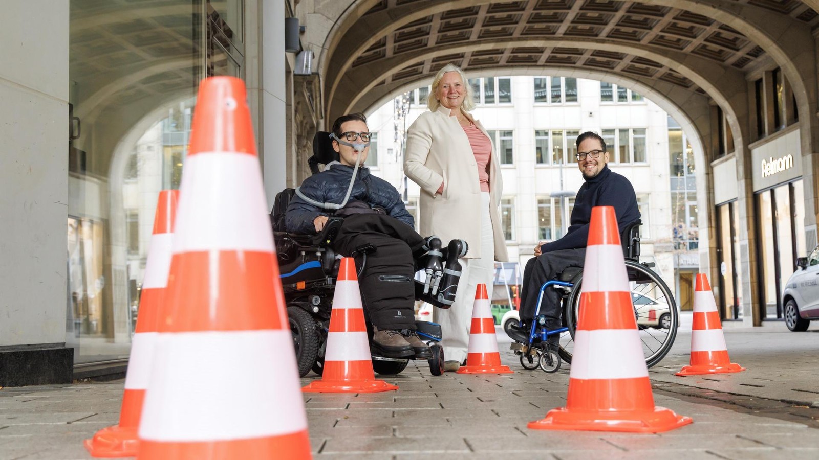 Inklusionsprojekt-in-der-Innenstadt-Im-Rollstuhl-auf-Augenh-he