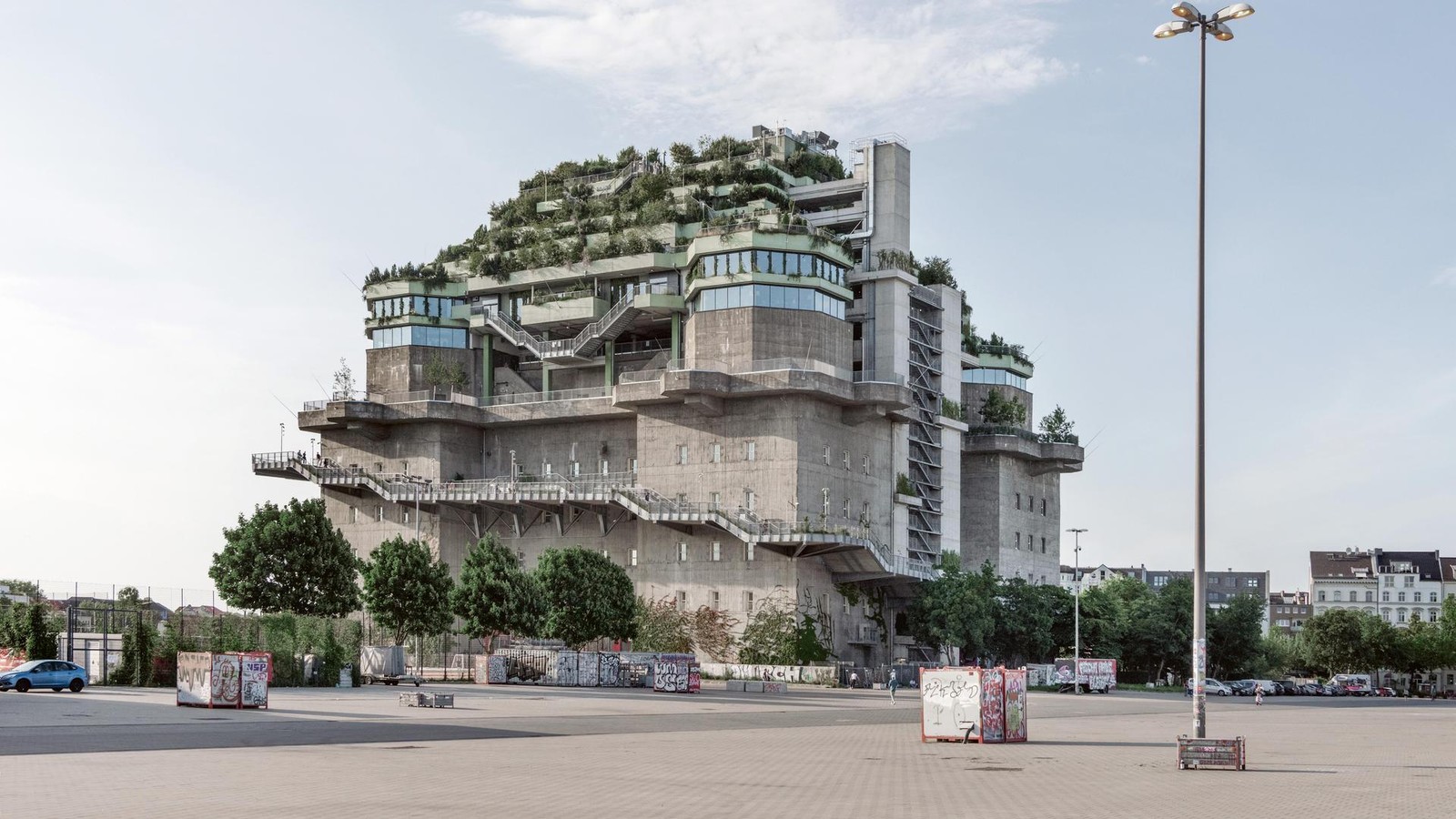 Neues-Architekturjahrbuch-beleuchtet-Hamburgs-Bauprojekte-und-Hafenvisionen