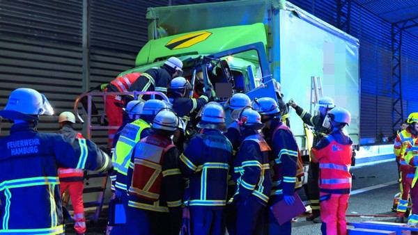 A7 nach komplizierter Bergung am Tunnel Schnelsen wieder frei