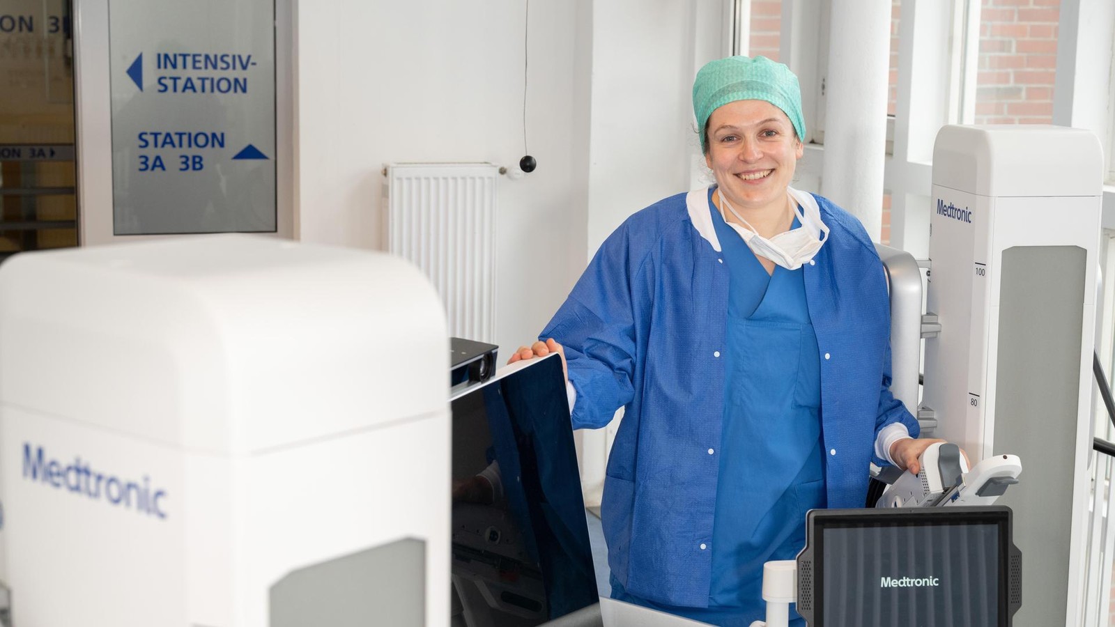 Joystick-statt-Skalpell-Chirurgin-arbeitet-mit-Kollegen-die-nie-m-de-werden