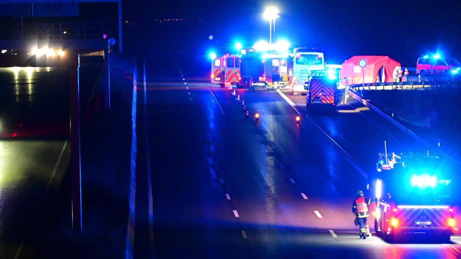 Nach-dem-Ungl-ck-auf-der-A4-bei-Jena-Dem-Busfahrer-geht-es-soweit-gut