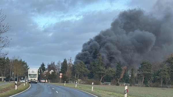Großbrand in Brechtorf: Autos und Gebäude in Flammen