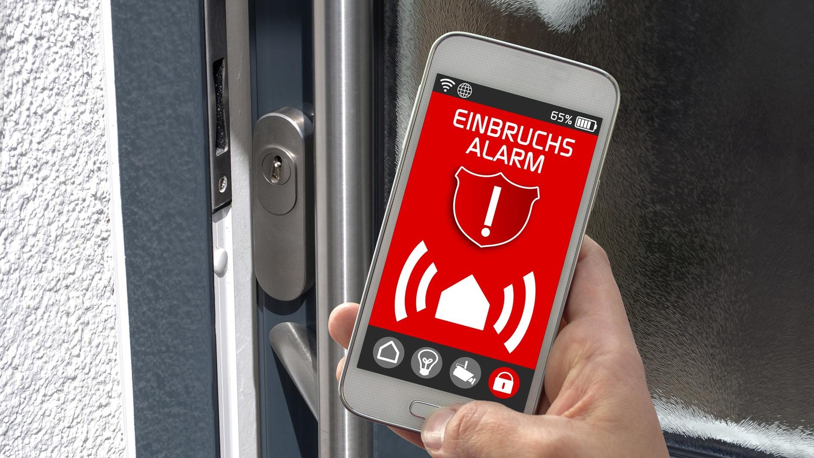 Alarmanlage-vertreibt-Einbrecher-von-der-Terrassent-r