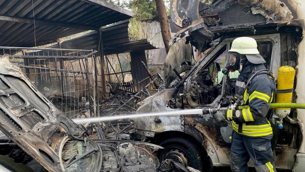 Großbrand in Brechtorf: Wohnmobil, Auto und Carport in Flammen