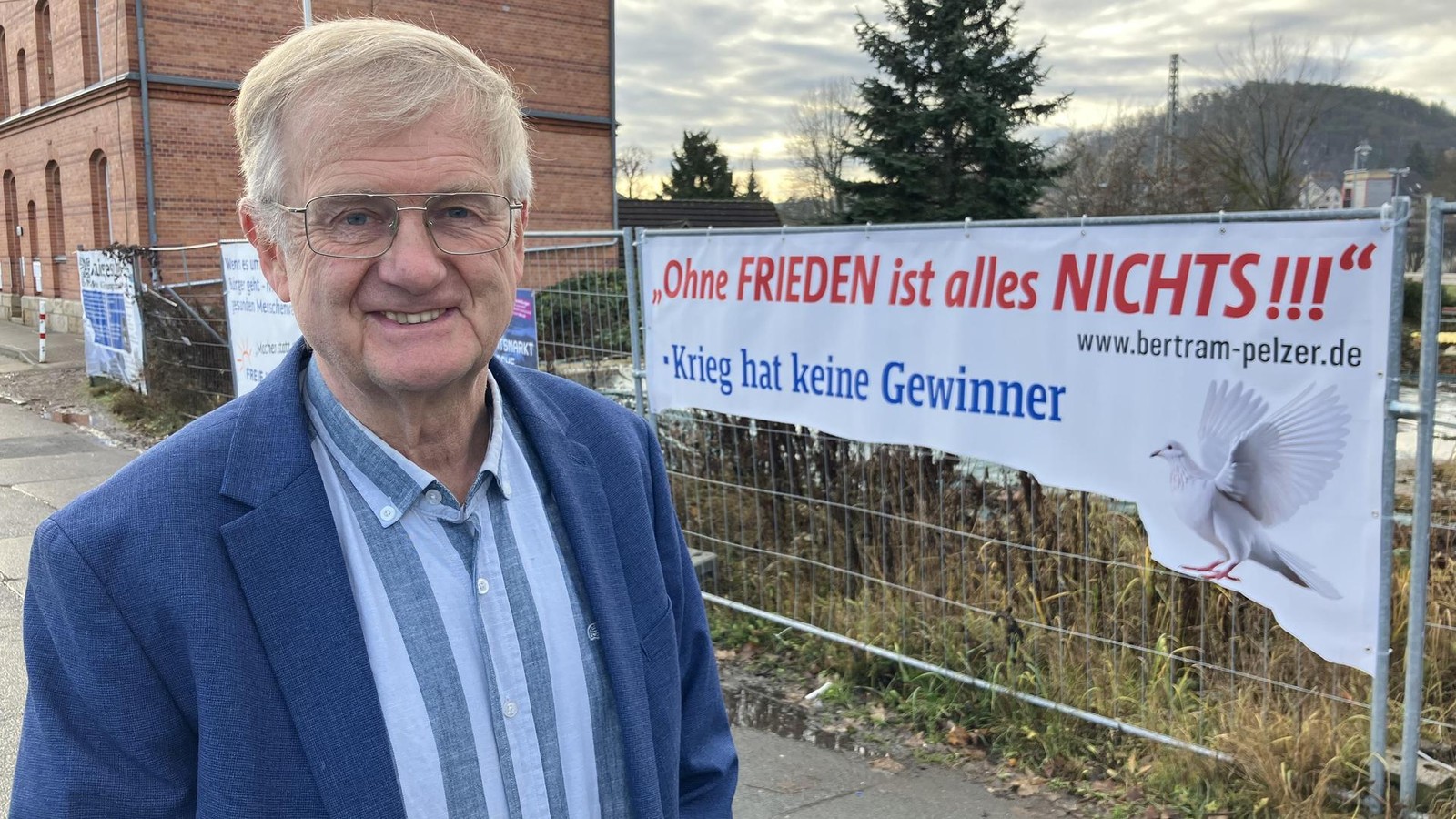 Plakate-gegen-Kanzler-Merz-in-Jena-Warum-der-Urheber-den-heftigsten-Satz-wieder-abgeschnitten-hat