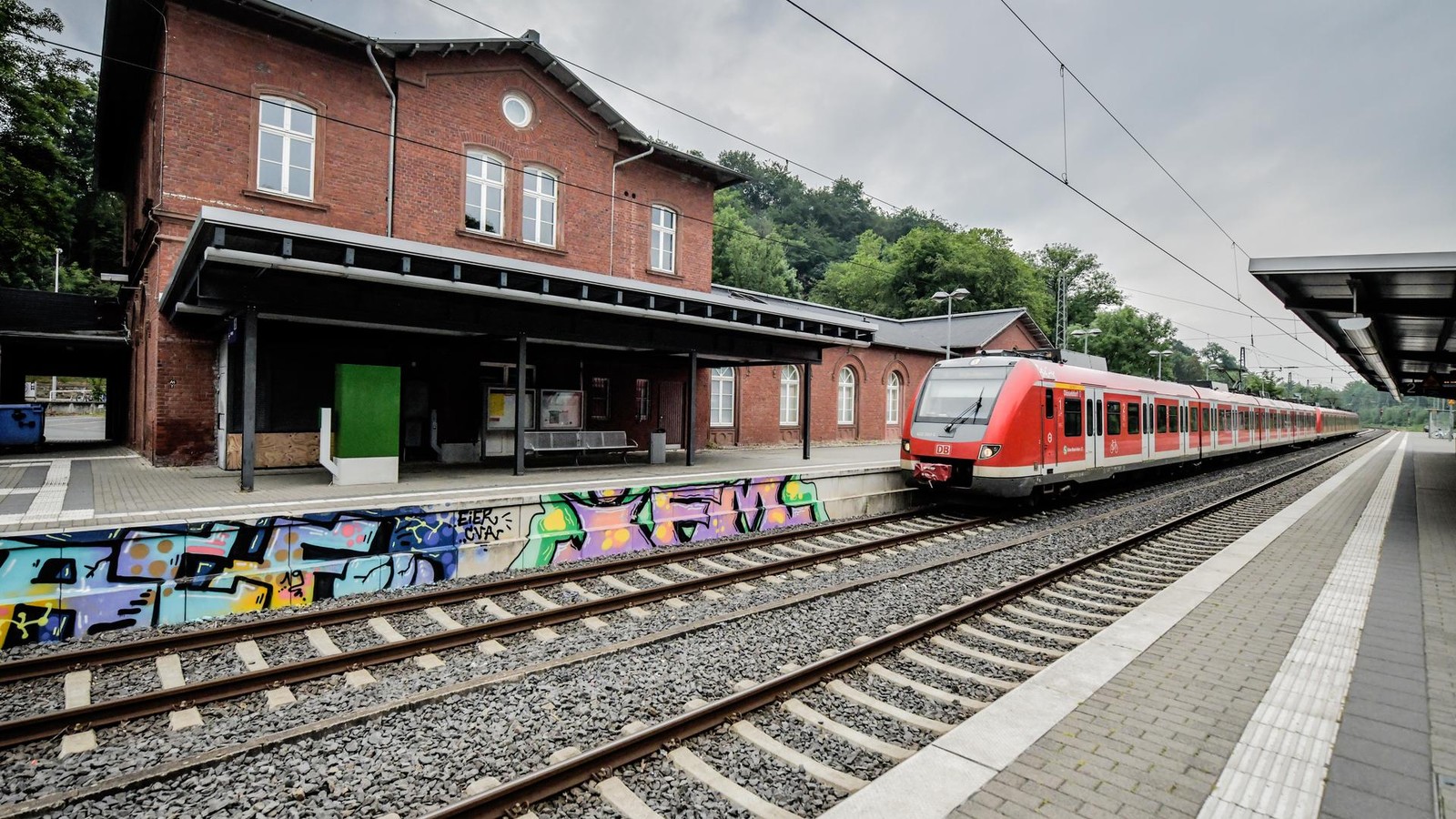 S-Bahn-S6-startet-regul-ren-Betrieb-Feierliche-Begr-ung-im-Essener-S-den
