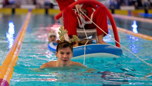 Braunschweiger Schwimm-Talent darf nur als Rentier für den Nikolaus ins Wasser