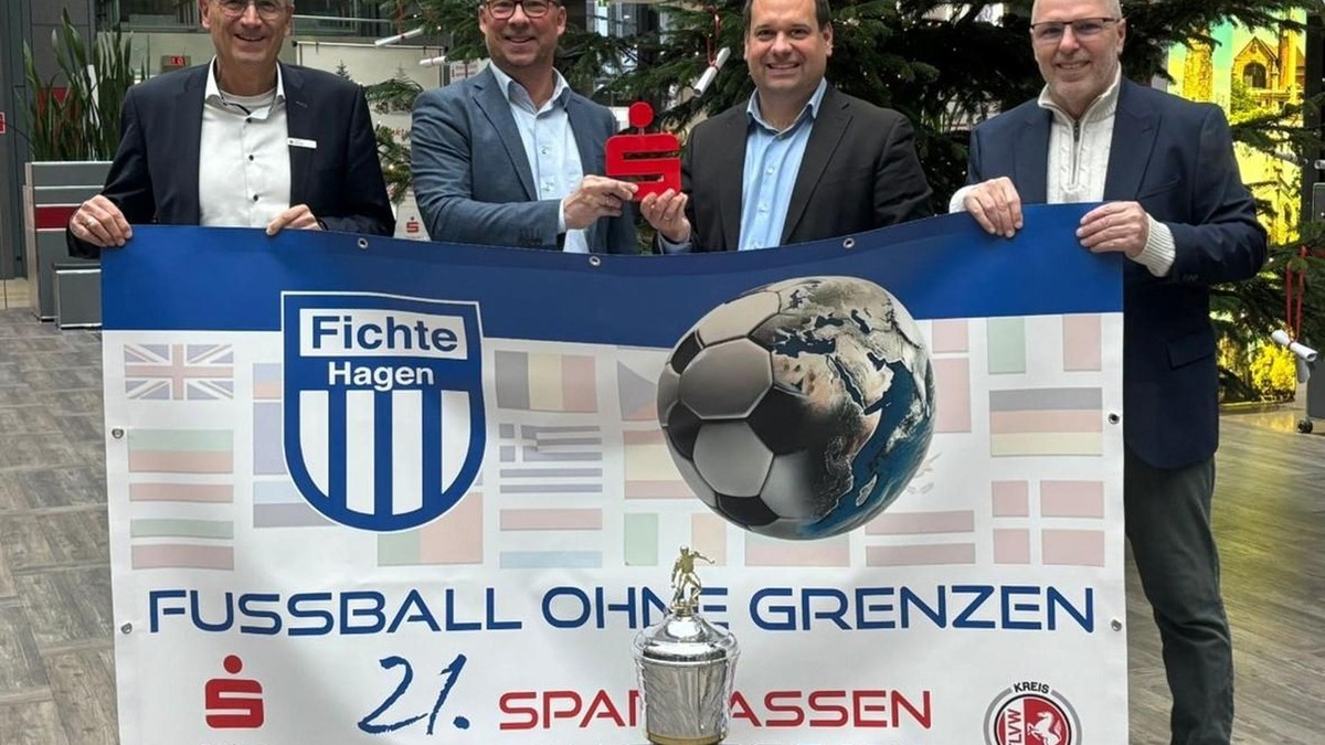 Zum gemeinsamen Start trafen sich (von links nach rechts) Frank Walter (Vorsitzender des Sparkassenvorstandes), Mathias Schneidmüller (Abteilungsleiter Fußball TSV Fichte Hagen), Dennis Rehbein (Oberbürgermeister der Stadt Hagen u. Schirmherr der Veranstaltung) und Peter Mann (Vorsitzender des Fußballkreises 13) zum gemeinsamen Foto in der Kundenhalle der Sparkasse.