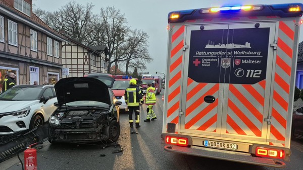 Hauptstraße nach Unfall in Rühen gesperrt – Frau wird ins Klinikum gebracht
