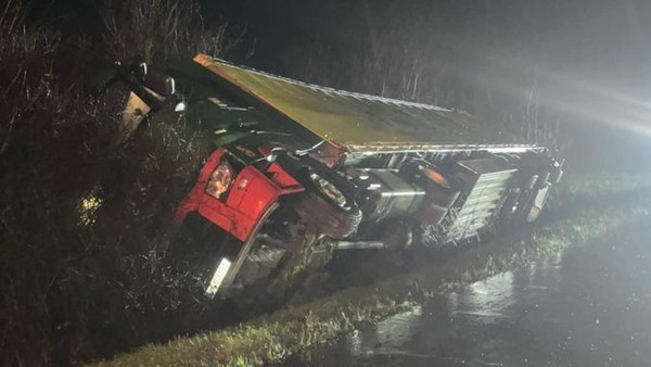 Ostingersleben: Lkw kippt auf A2 in den Graben – Verkehrsbehinderungen bis in späten Abend