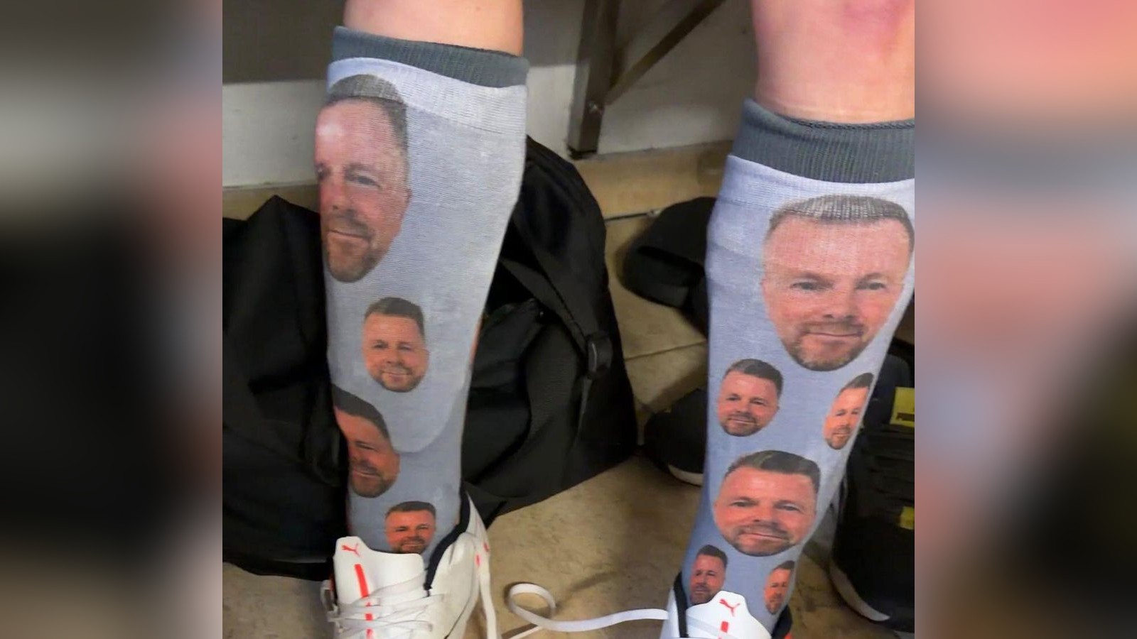 Kurios-Fu-ballteam-tr-gt-Gesicht-des-eigenen-Trainers-auf-den-Stutzen