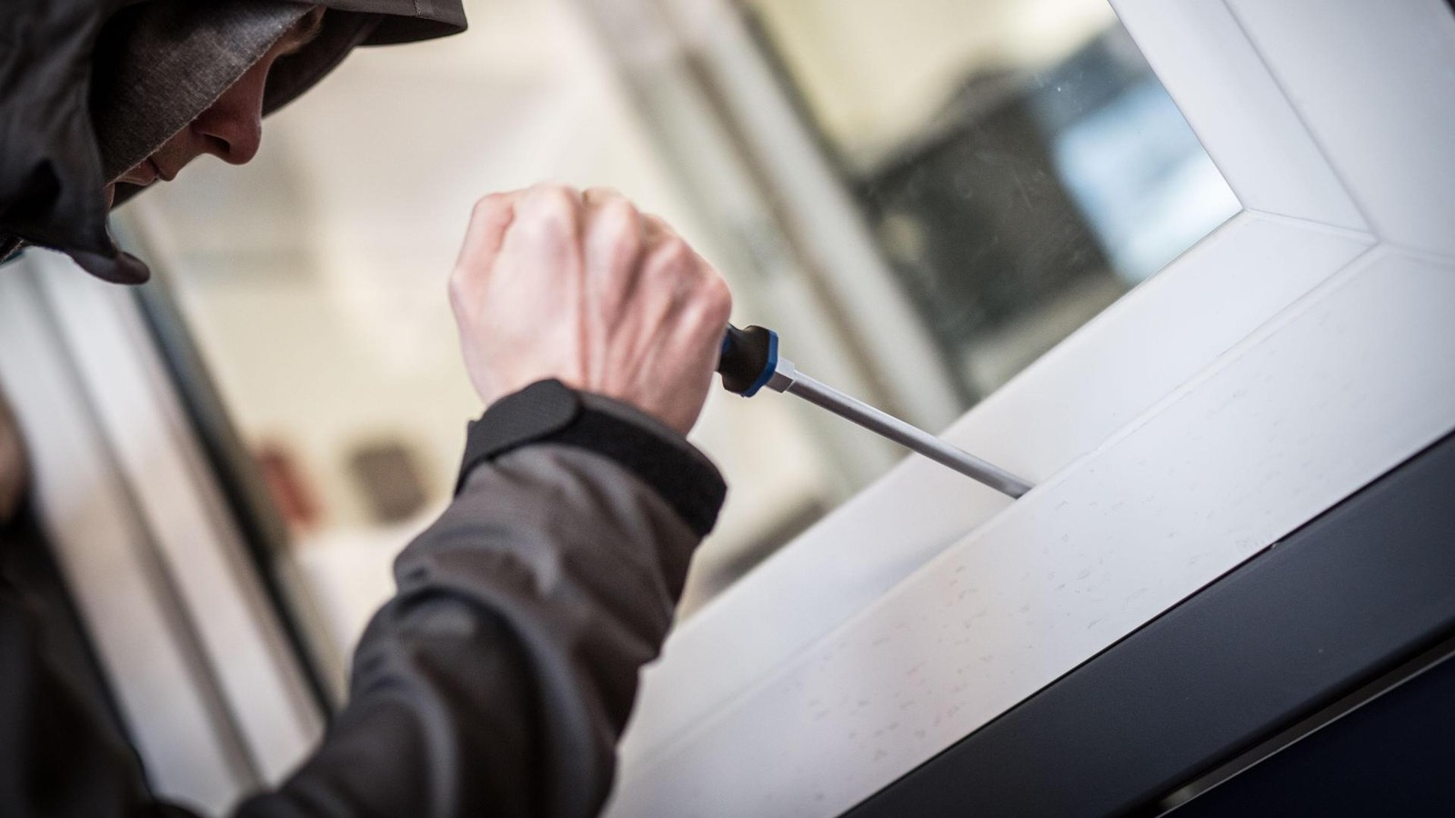 Einbrecher-scheitert-an-Verkaufscontainer-im-Landkreis-Greiz